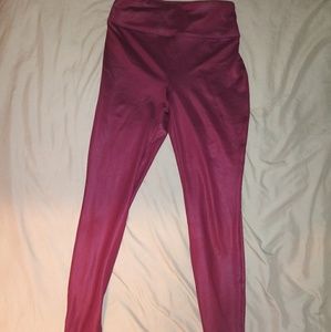 Strechy maroon colored workout leggings